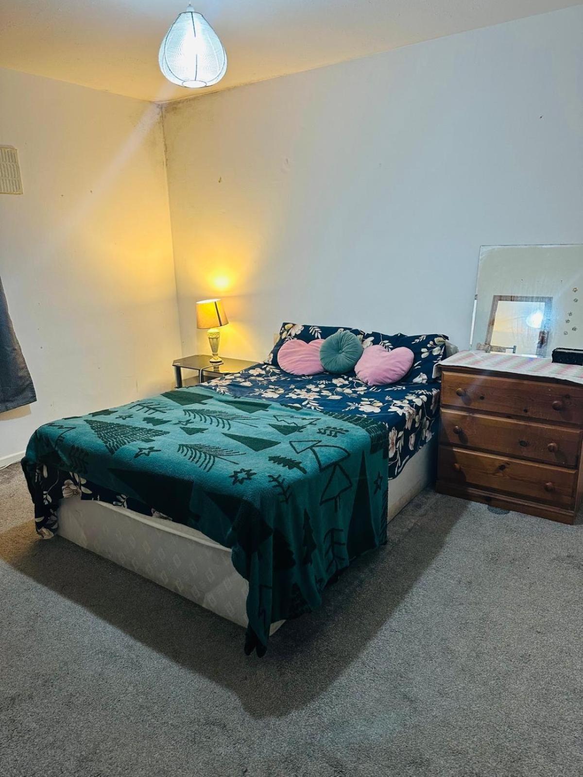 Kwatera prywatna Double Bedroom In Fishpond
